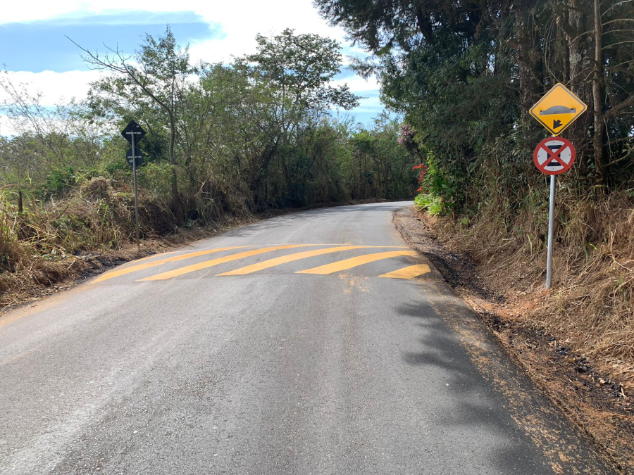 Estrada José Vaccari, no bairro da Serrinha, recebe pavimentação e sinalização viária